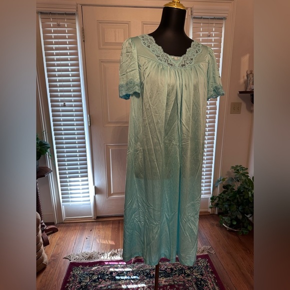 Vintage Shadowline Gown and Robe M - Picture 1 of 5